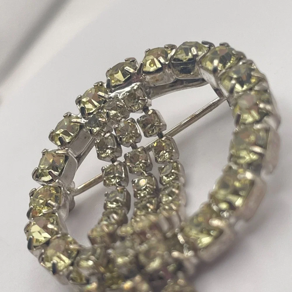 Vintage Mid Century Pale Yellow Rhinestone Circle Trembler Dangle Brooch Pin